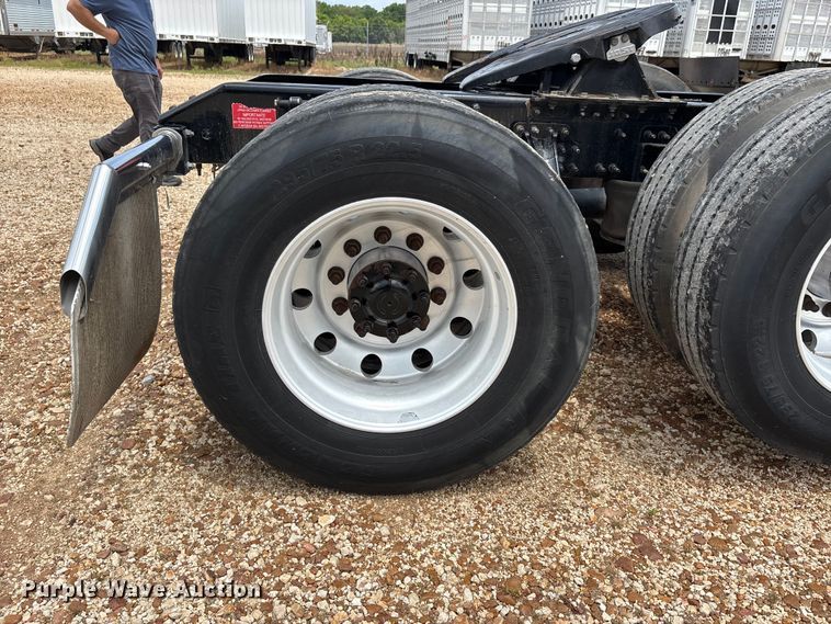 image for item ER3016 2020 Volvo VNR semi truck