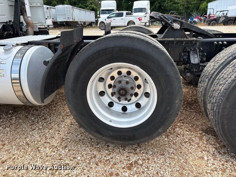 image for item ER3016 2020 Volvo VNR semi truck