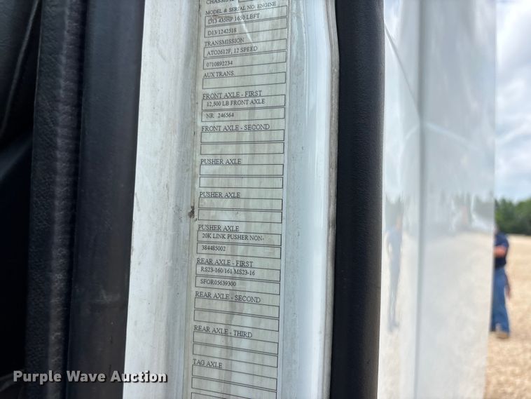 image for item ER3016 2020 Volvo VNR semi truck