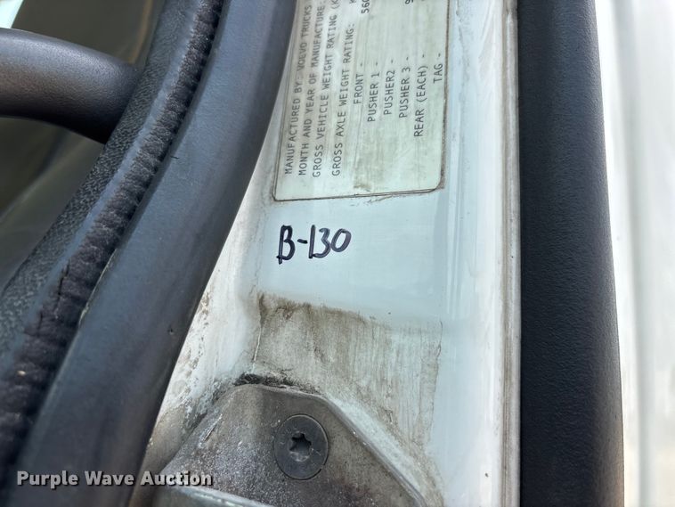 image for item ER3016 2020 Volvo VNR semi truck