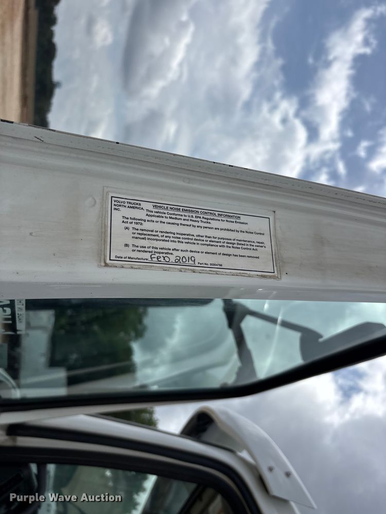 image for item ER3016 2020 Volvo VNR semi truck