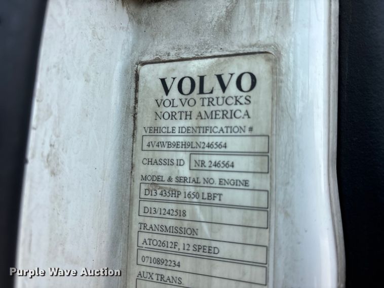 image for item ER3016 2020 Volvo VNR semi truck