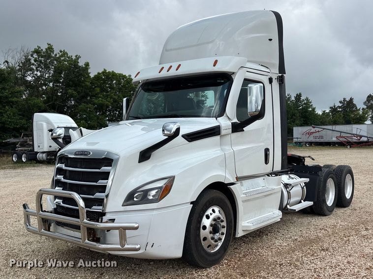 image for item ER3017 2021 Freightliner Cascadia semi truck