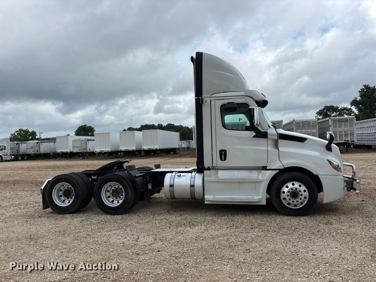 image for item ER3017 2021 Freightliner Cascadia semi truck
