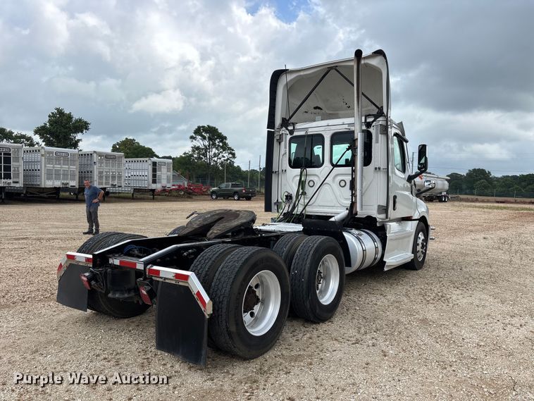 image for item ER3017 2021 Freightliner Cascadia semi truck