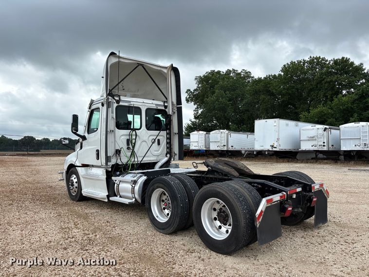 image for item ER3017 2021 Freightliner Cascadia semi truck