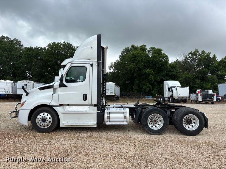 image for item ER3017 2021 Freightliner Cascadia semi truck