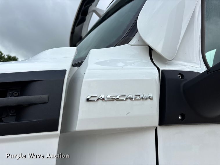 image for item ER3017 2021 Freightliner Cascadia semi truck