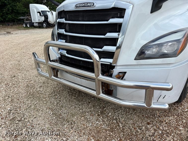 image for item ER3017 2021 Freightliner Cascadia semi truck