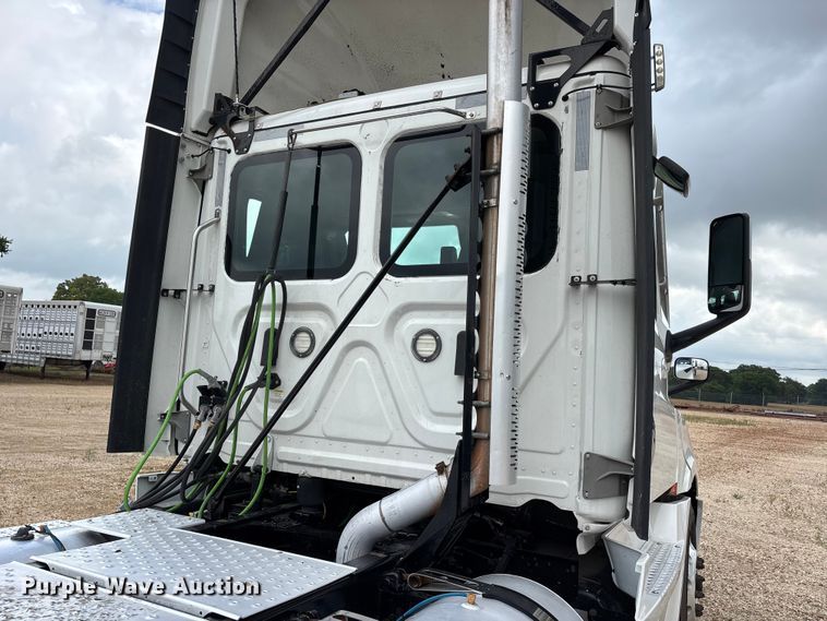 image for item ER3017 2021 Freightliner Cascadia semi truck