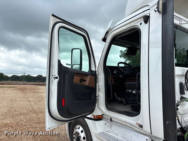 image for item ER3017 2021 Freightliner Cascadia semi truck