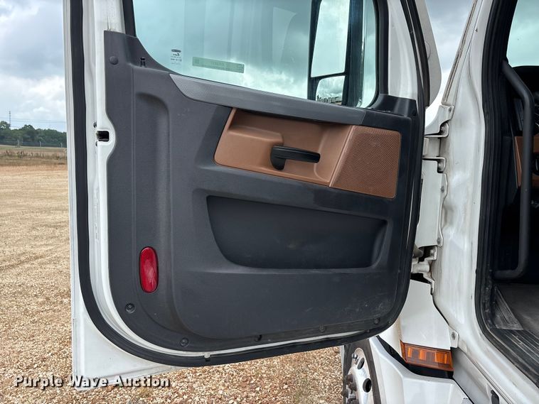 image for item ER3017 2021 Freightliner Cascadia semi truck
