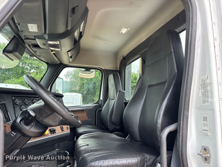 image for item ER3017 2021 Freightliner Cascadia semi truck