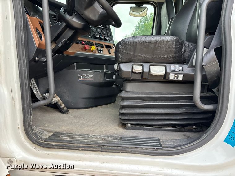 image for item ER3017 2021 Freightliner Cascadia semi truck