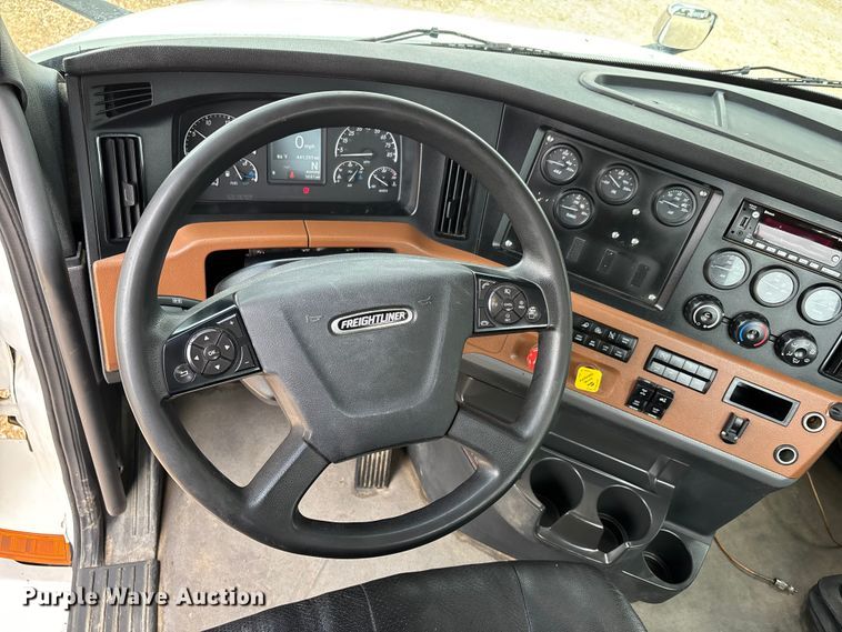 image for item ER3017 2021 Freightliner Cascadia semi truck