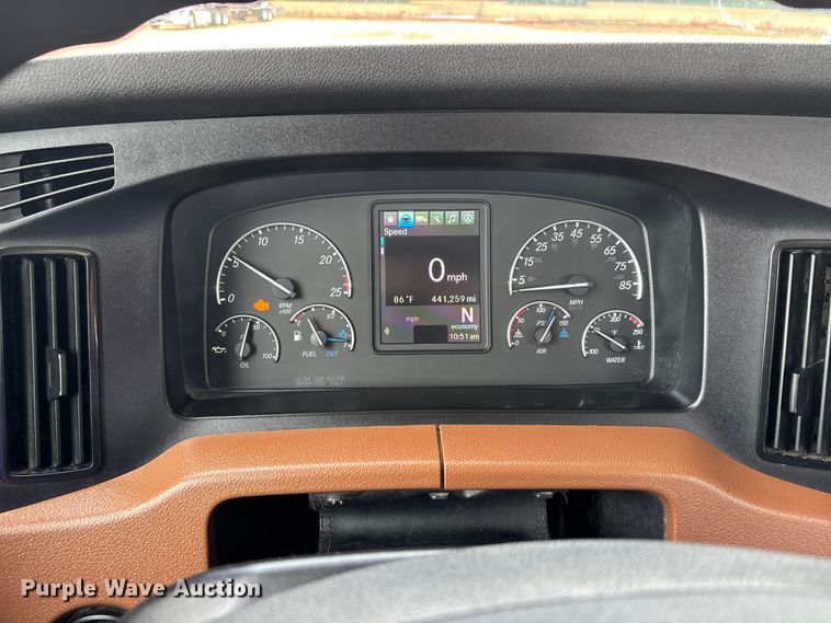 image for item ER3017 2021 Freightliner Cascadia semi truck