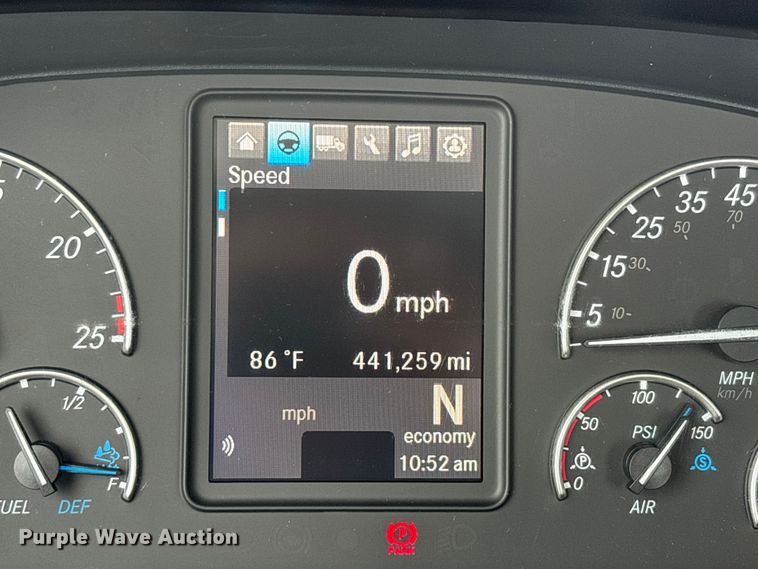 image for item ER3017 2021 Freightliner Cascadia semi truck