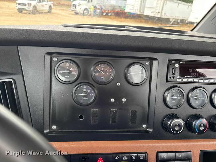 image for item ER3017 2021 Freightliner Cascadia semi truck