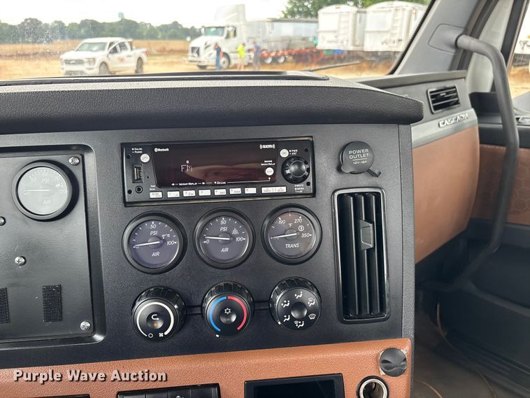 image for item ER3017 2021 Freightliner Cascadia semi truck
