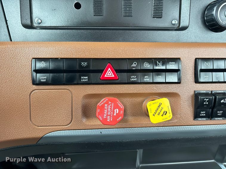image for item ER3017 2021 Freightliner Cascadia semi truck
