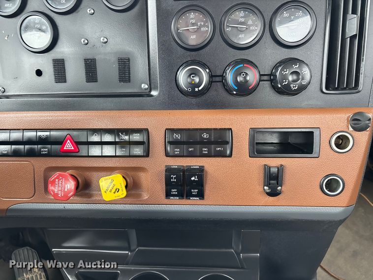 image for item ER3017 2021 Freightliner Cascadia semi truck