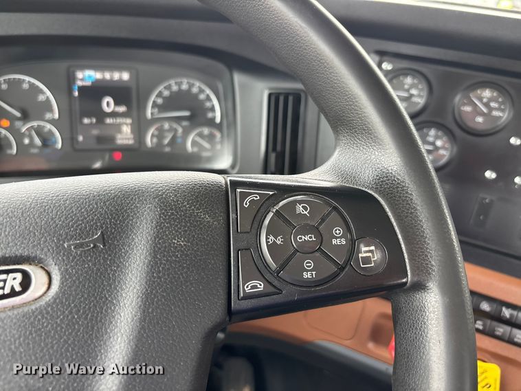 image for item ER3017 2021 Freightliner Cascadia semi truck