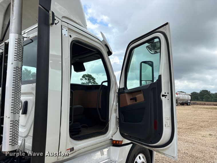 image for item ER3017 2021 Freightliner Cascadia semi truck