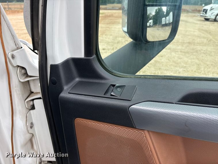 image for item ER3017 2021 Freightliner Cascadia semi truck