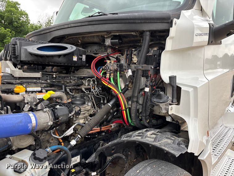 image for item ER3017 2021 Freightliner Cascadia semi truck