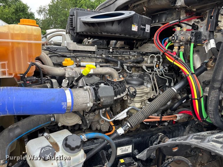 image for item ER3017 2021 Freightliner Cascadia semi truck