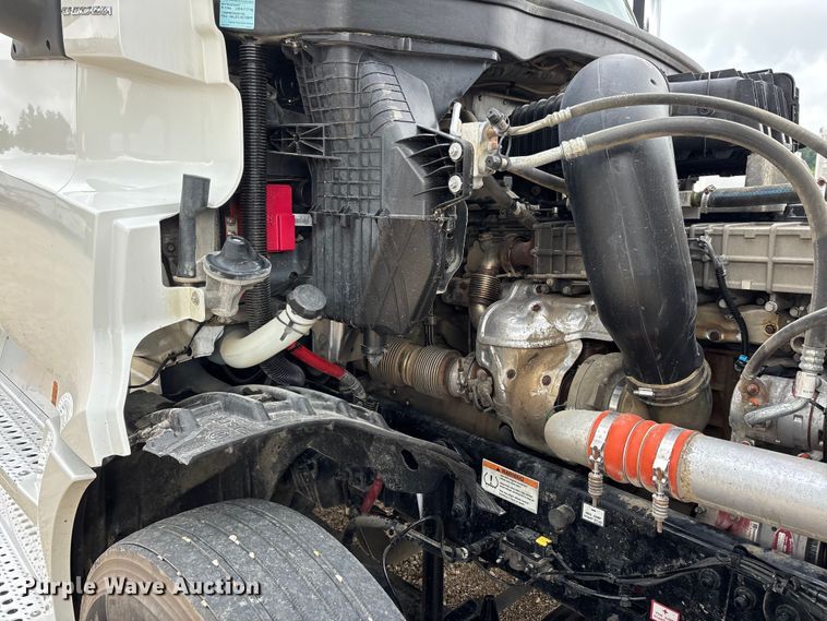 image for item ER3017 2021 Freightliner Cascadia semi truck