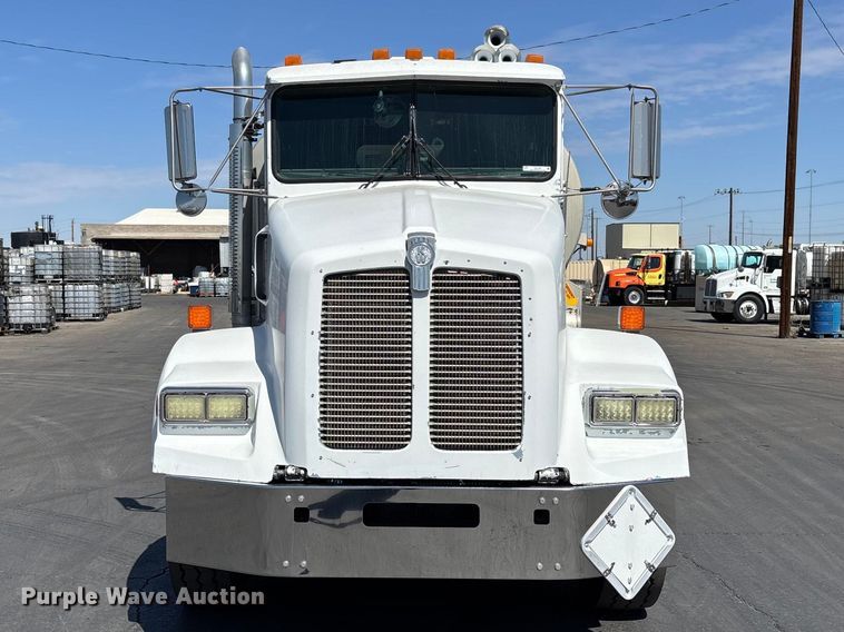 image for item ER7559 1995 Kenworth T450 fuel truck