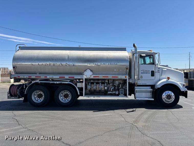 image for item ER7559 1995 Kenworth T450 fuel truck