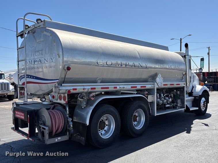 image for item ER7559 1995 Kenworth T450 fuel truck