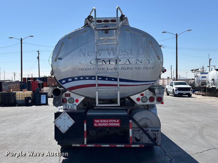 image for item ER7559 1995 Kenworth T450 fuel truck