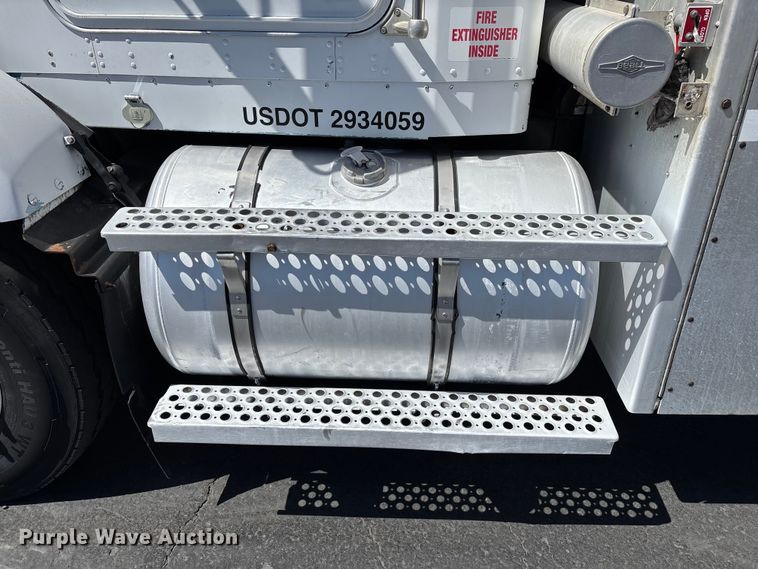 image for item ER7559 1995 Kenworth T450 fuel truck