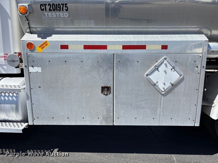 image for item ER7559 1995 Kenworth T450 fuel truck