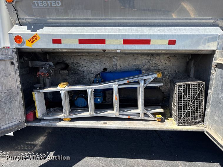image for item ER7559 1995 Kenworth T450 fuel truck