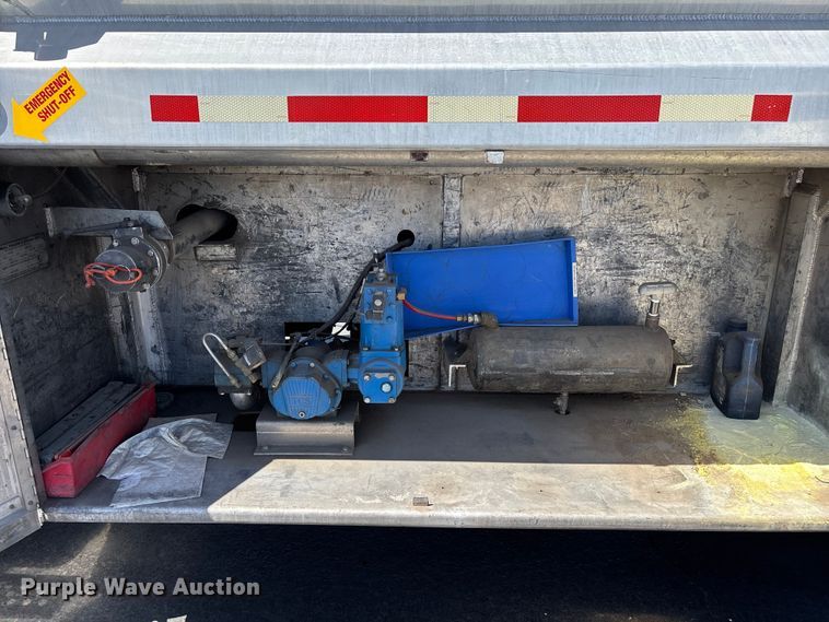 image for item ER7559 1995 Kenworth T450 fuel truck