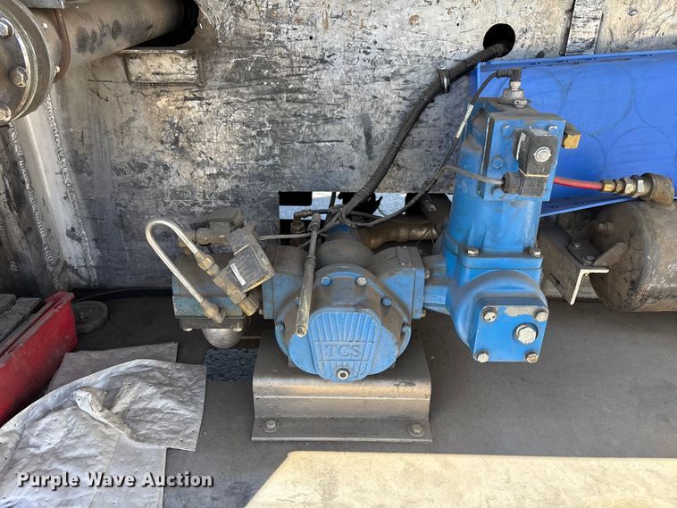 image for item ER7559 1995 Kenworth T450 fuel truck