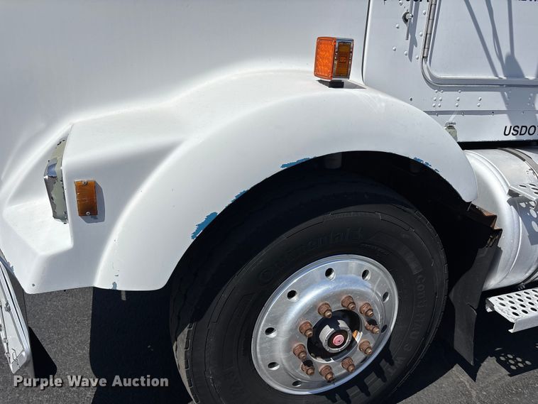 image for item ER7559 1995 Kenworth T450 fuel truck