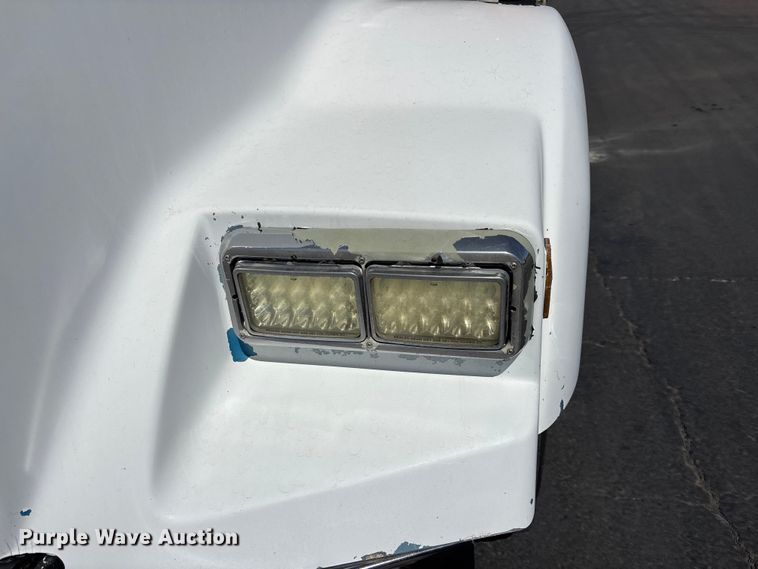 image for item ER7559 1995 Kenworth T450 fuel truck