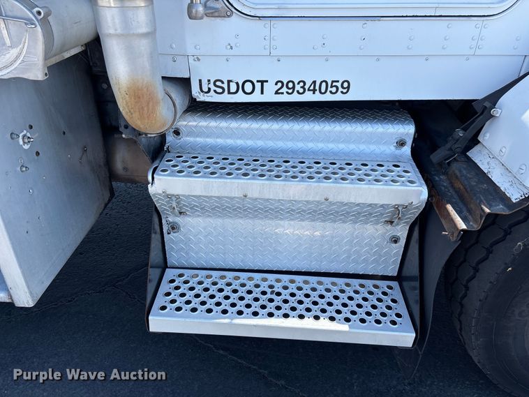 image for item ER7559 1995 Kenworth T450 fuel truck