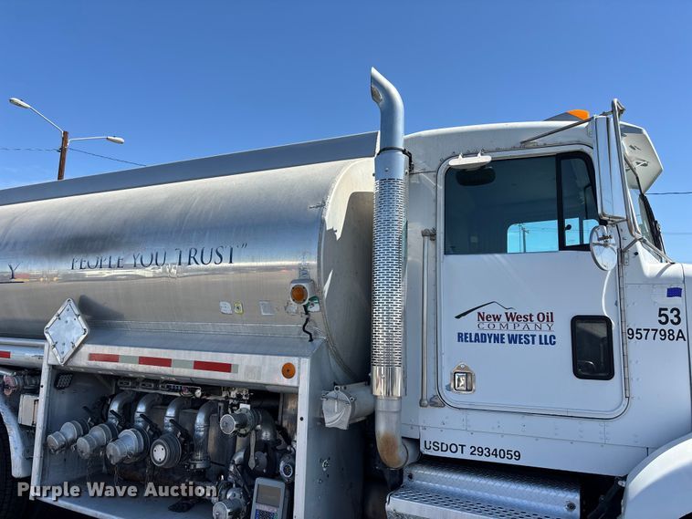 image for item ER7559 1995 Kenworth T450 fuel truck