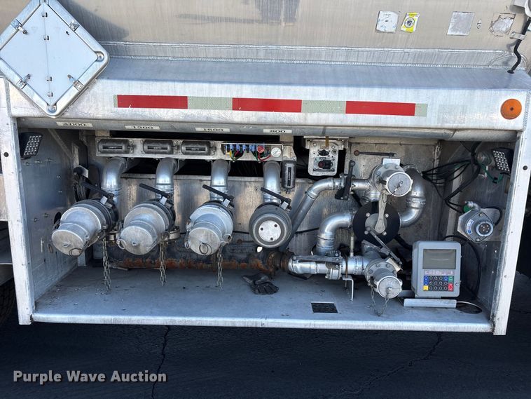 image for item ER7559 1995 Kenworth T450 fuel truck
