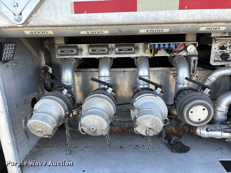 image for item ER7559 1995 Kenworth T450 fuel truck