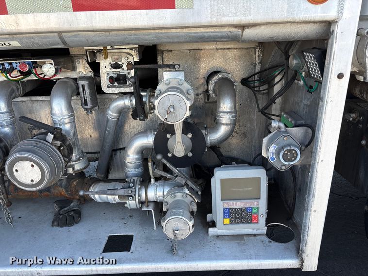 image for item ER7559 1995 Kenworth T450 fuel truck