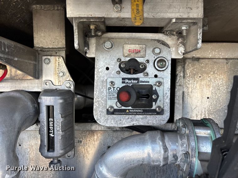 image for item ER7559 1995 Kenworth T450 fuel truck