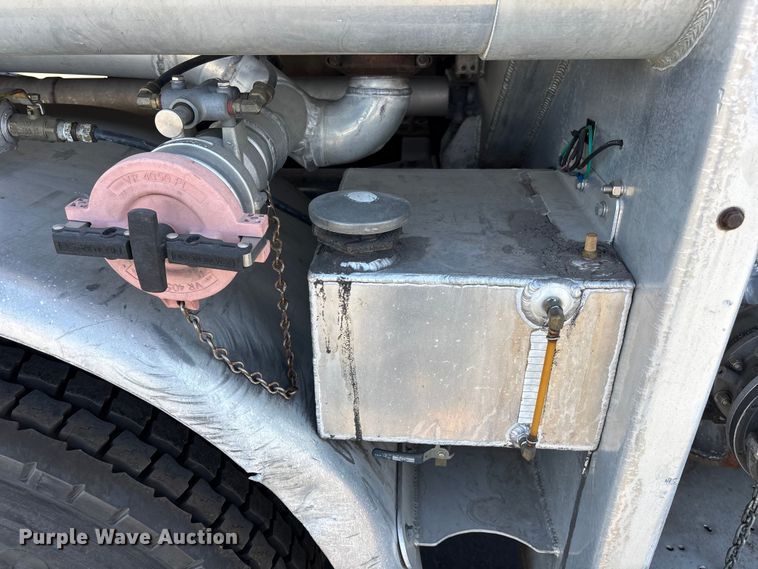 image for item ER7559 1995 Kenworth T450 fuel truck