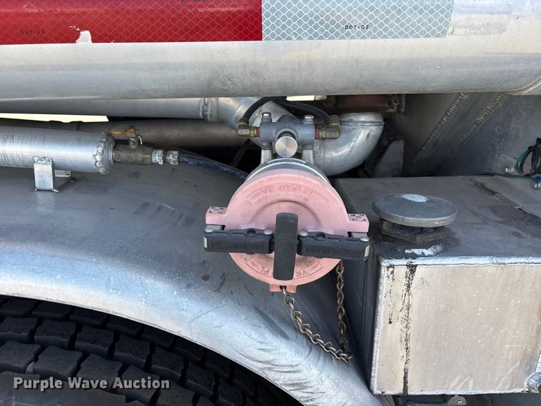 image for item ER7559 1995 Kenworth T450 fuel truck
